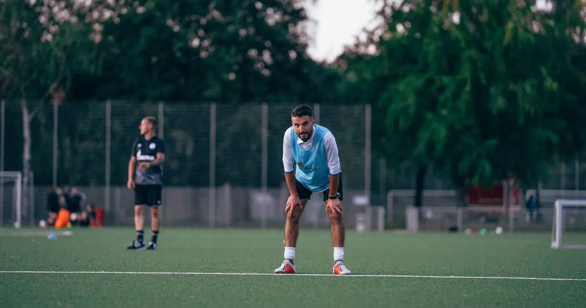 Vini Jr. se reapresenta ao Real Madrid sem renovar; Arsenal intensifica interesse